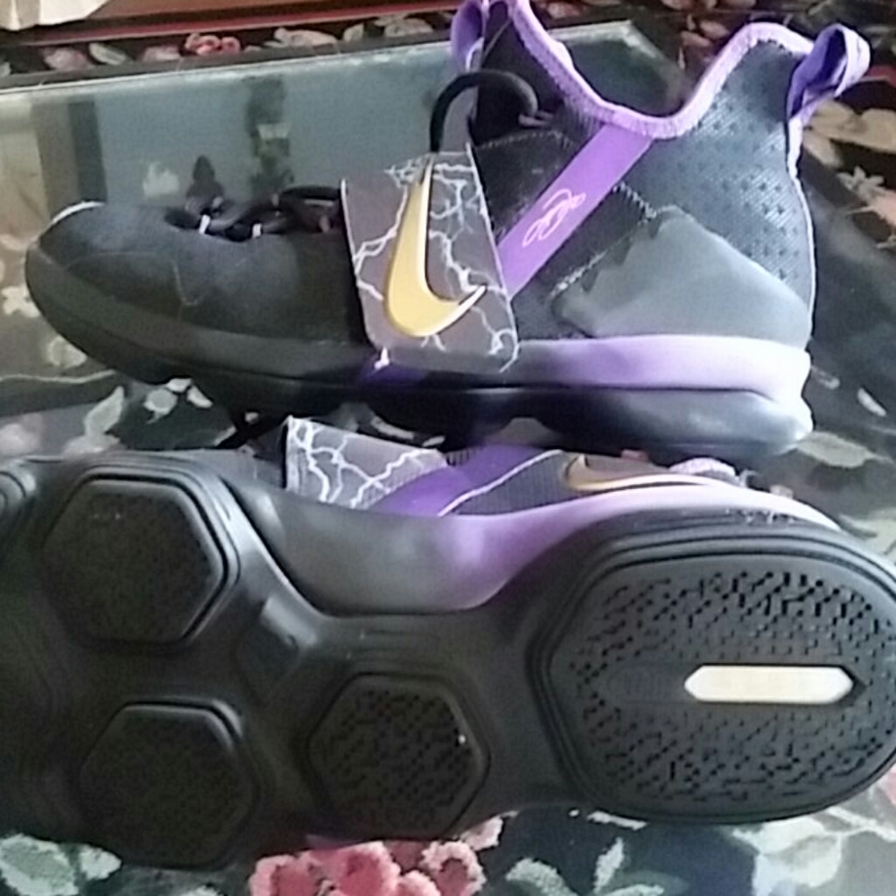 Nike tennis shoes